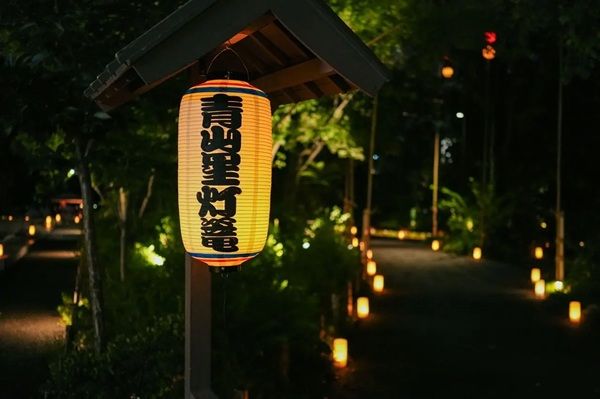 【東京都港区】灯篭を設置し青山の夜を灯す。能楽や音楽、映画なども楽しめる「青山星灯篭」開催
