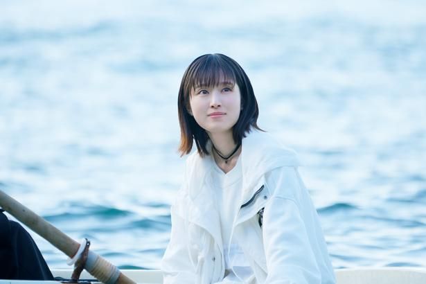 雪のような透明感が、花森というキャラクターにピッタリの福本莉子 [c]2026藤まる/双葉社・「時給三〇〇円の死神」製作委員会