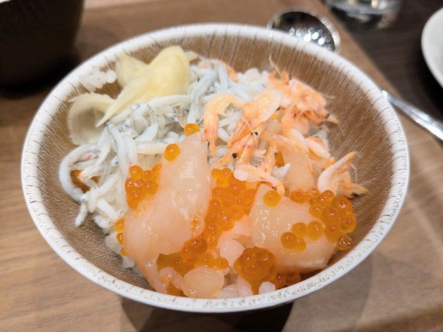 しらすやいくらをのせた海鮮丼