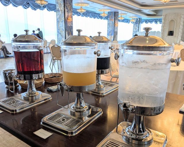 ドリンクディスペンサーが並ぶウェルカムドリンクコーナー