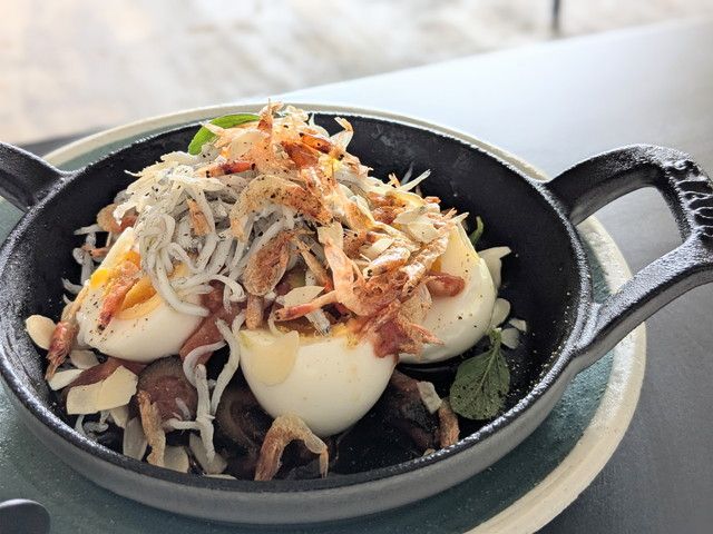 卵料理に桜えびとしらすをのせた前菜