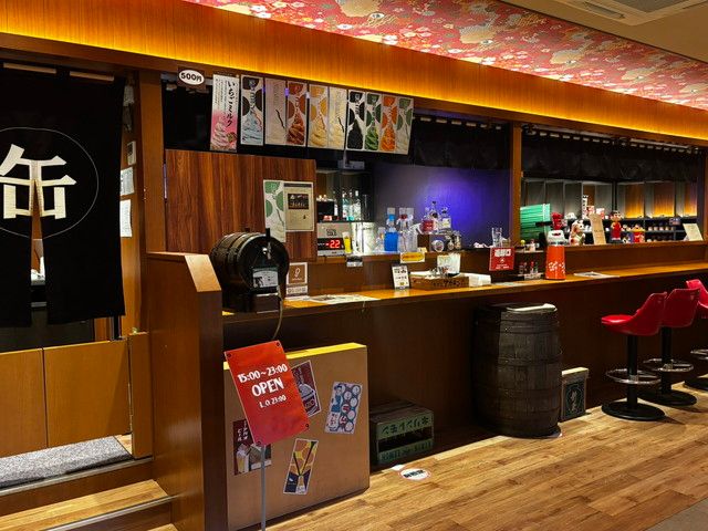 昭和レトロな雰囲気の「缶詰BAR」のカウンター