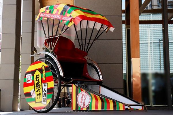 【東京都台東区】お茶づけカラーをまとったオリジナル装飾の「永谷園 お茶づけ人力車」が浅草を運行！