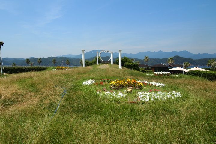 花々に彩られた広大なガーデンを散策