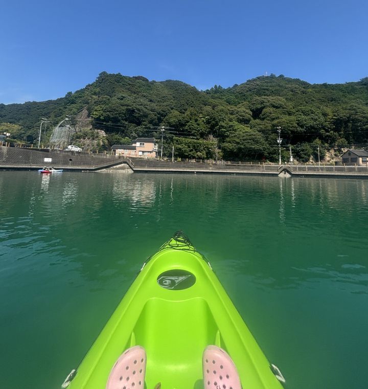 パドルを左右交互に動かし森浦湾をゆっくり進む