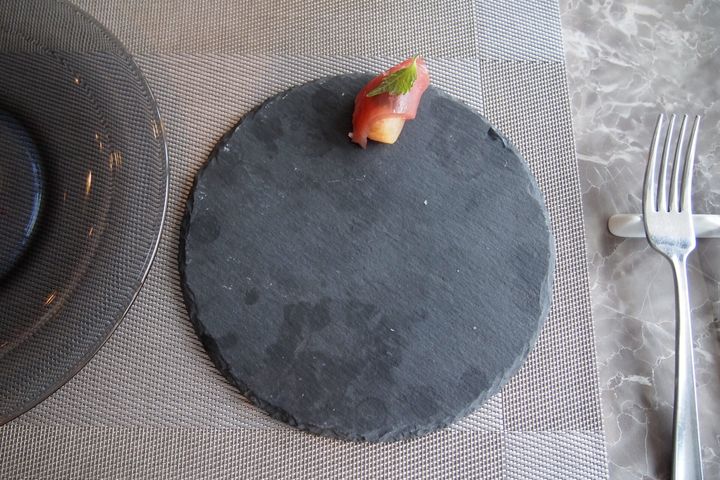 メバチ鮪の旨みと桃の甘みを、大葉の香りとともに
