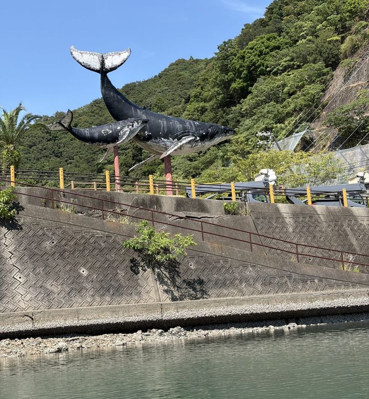 海沿いに現れたザトウクジラ親子のモニュメント