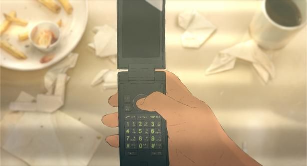 いまではあまり見かけなくなったガラケー [c]NOTHING NEW, MIYU PRODUCTIONS