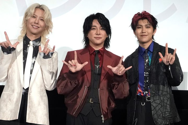 Mrs. GREEN APPLEの（左から）藤沢涼架さん、大森元貴さん、若井滉斗さん（2026年7月30日、時事通信フォト）