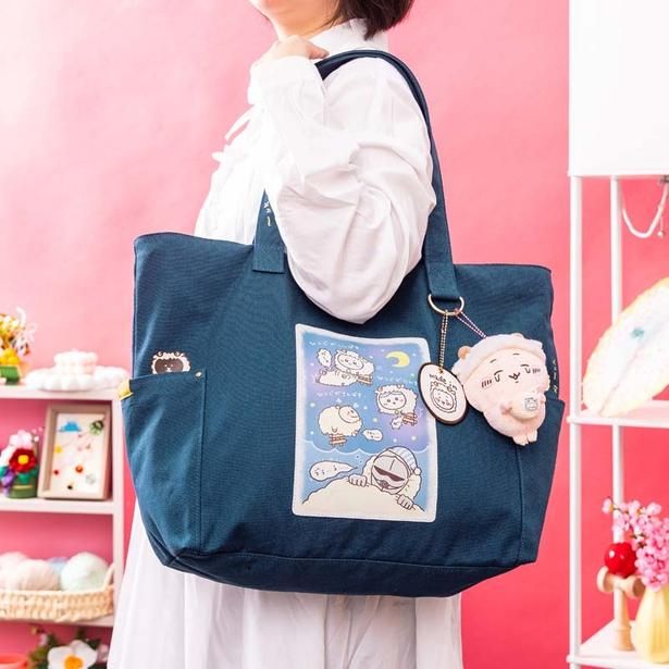 【写真】未(ひつじ)姿になったちいかわたちが描かれた大容量トートバッグ