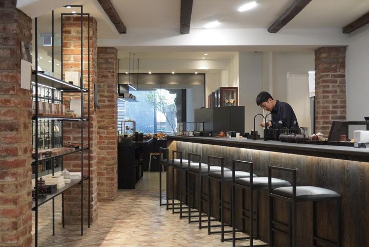 一人でじっくりお茶を堪能できるカウンター席。茶道に精通したスタッフが一杯一杯丁寧に淹れてくれます。