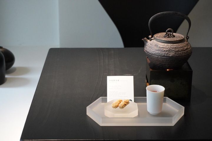 店では、韓国の緑茶や抹茶をはじめ、インド、スリランカ、中国、台湾などから選んだ茶葉を楽しめます。韓国の緑茶は2万W～。