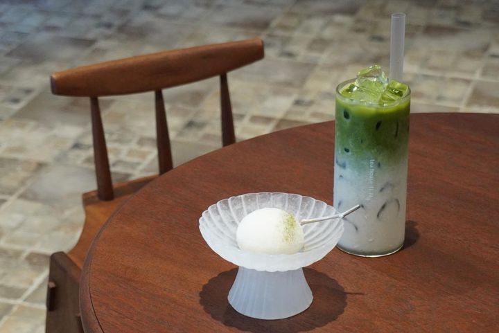 済州（チェジュ）の抹茶を使った抹茶オートラテと、お餅のなかにバニラアイスが入ったデザートセット1万5000W。