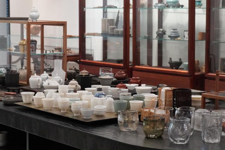 オーナーが韓国や中国で見つけた茶器を販売するコーナーも。2階にはギャラリーがあり、定期的に展示会が開かれます。