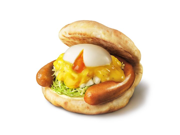 月見フォカッチャ ～黄金（おうごん）チーズソース～ 馬蹄型ソーセージと半熟風たまご、黄金チーズソース