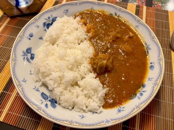 米農家・アニメ監督・イラストレーターが生んだスパイスカレー「武装米カレー」発売！