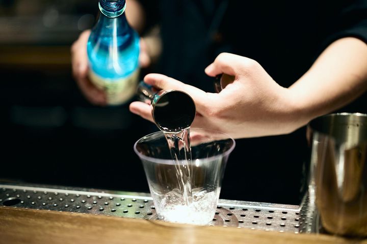 焼酎を注ぐ