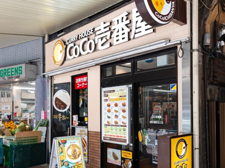 ココイチの「Coming soon」予告にファンからは「手仕込みチキン南蛮カツカレーだな」と予想する声が寄せられています。正体は何カツでしょうか？（サムネイル画像出典：PIXTAより）