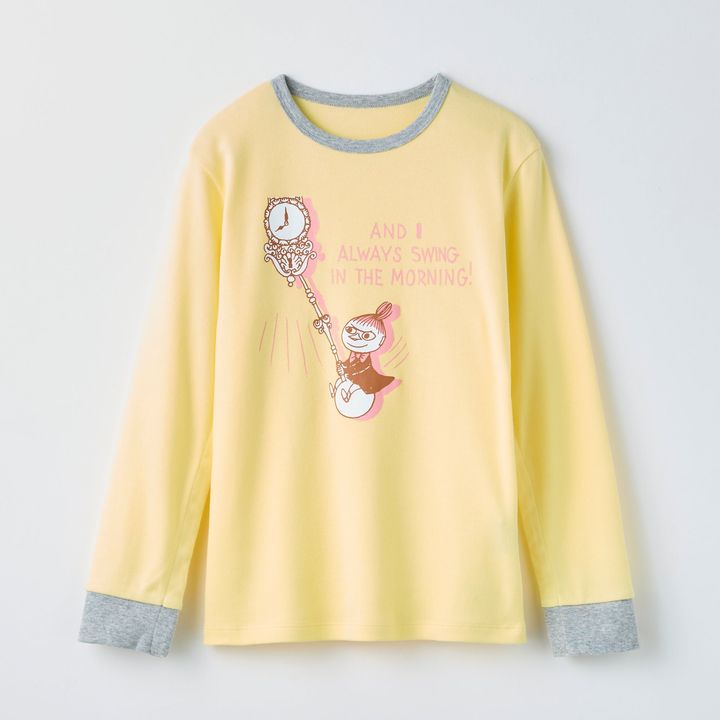振り子時計につかまるリトルミイをプリントした淡い黄色の長袖トップス