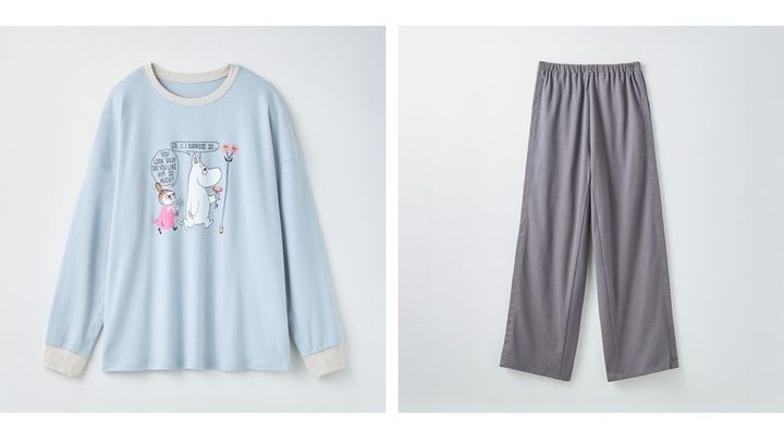 淡い水色のムーミン柄長袖トップスとグレーのパンツ