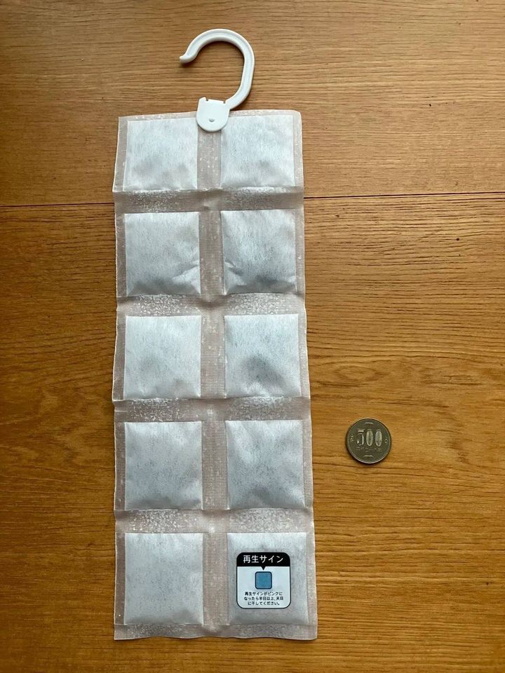 DAISO(ダイソー)：くり返し使える除湿シート(クローゼット・洋服タンス用、1枚)