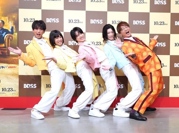 【写真を見る】フォトセッションでモナキポーズを披露！酒井一圭は「この体勢、結構キツイ…」と苦笑い