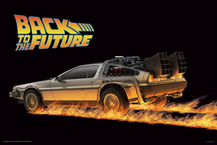 炎を引きながら走行するデロリアンと「BACK TO THE FUTURE」ロゴ
