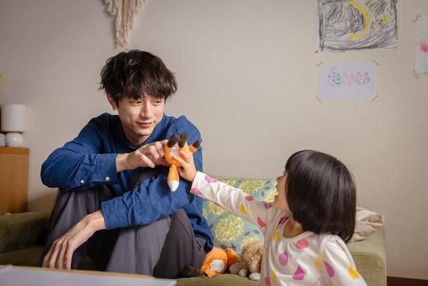 【写真を見る】ゲームで遊ぶ坂口健太郎と倉田瑛茉の微笑ましいやり取りを収めたメイキング映像＆写真が解禁 [c]IDKYPs./Pyramide Productions