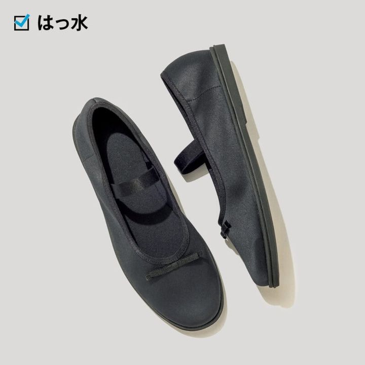 アッパーははっ水加工の生地を使用。クッション性のあるインソールも心地いい。2990円（無印良品 銀座）