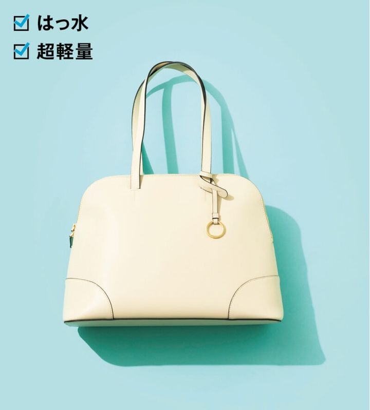 肩がけできるので移動がラク。自立するので出し入れもスムーズ。5490円（グローバルワーク／アダストリア）