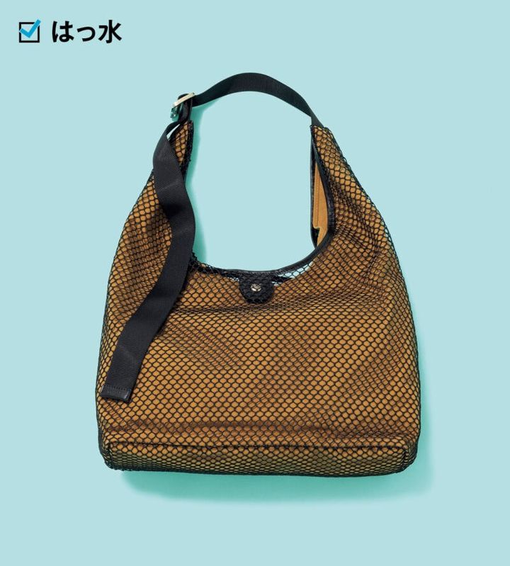 シアーなメッシュを重ねたデザインが今っぽい。弱はっ水。3万800円（ラシット／ラシット 京王百貨店新宿店）