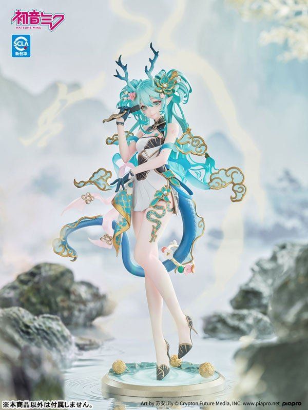 初音ミク「青龍Ver.」フィギュアが水面の台座に立つ全身