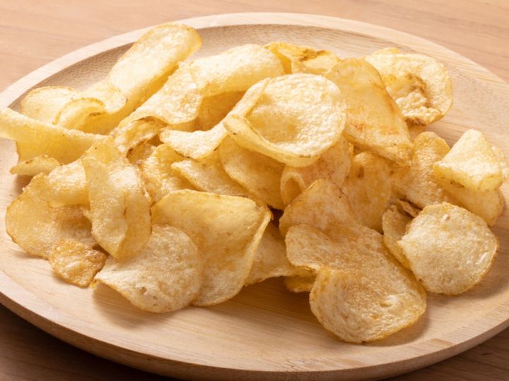 カルビーが「ポテトチップス超薄切り」シリーズの新商品を発表。うすしお味とのりしお味の2種類が同日に発売となり話題を集めています。（サムネイル画像出典：PIXTAより）