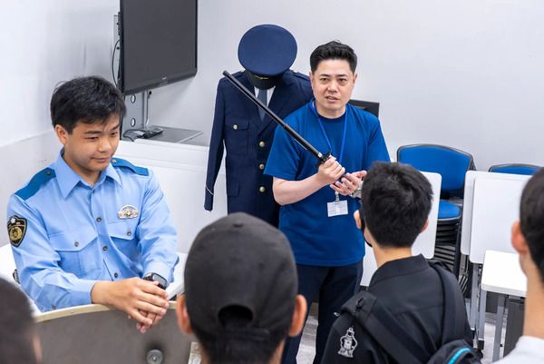 【福岡県福岡市】麻生公務員専門学校 福岡校で、現役警察官を招いたスぺシャルオープンキャンパス開催