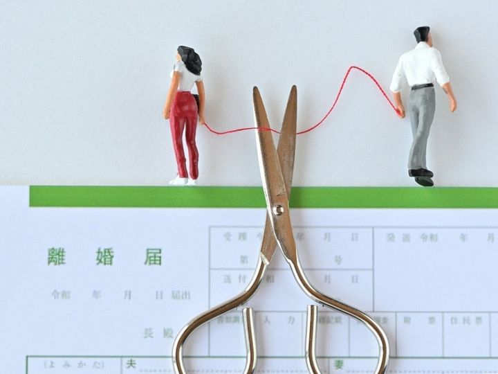 50代からの「離婚体力」を5つの質問でチェック。経済・生活・メンタル・社会生活・未来の各編から分かる「今の自分に足りない力」とは？ 相談実績4万件の離婚カウンセラー・岡野あつこが解説。（※サムネイル画像：PIXTA）
