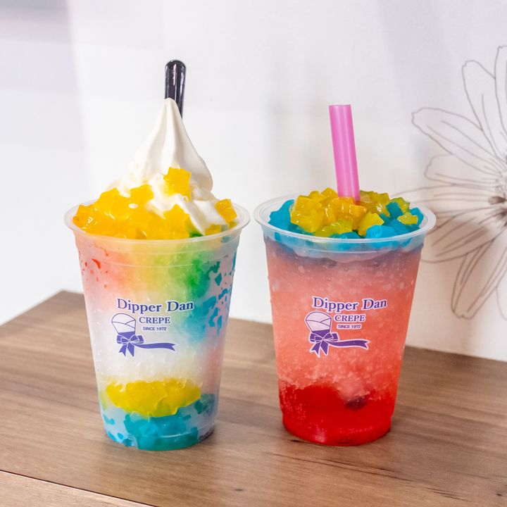 ソフトクリームをのせたニジイロ氷と赤いグラデーションの星くずイチゴ