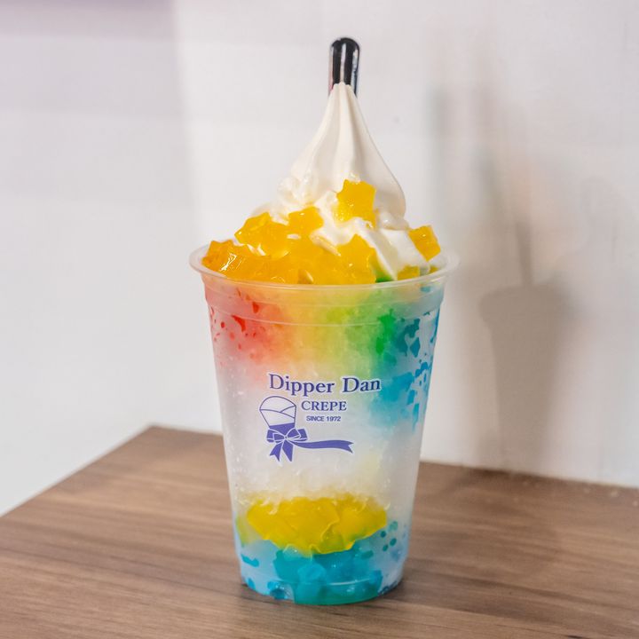 虹色の氷にソフトクリームと星型ナタデココをのせたニジイロ氷