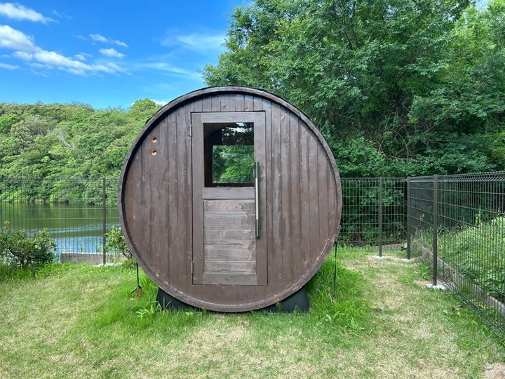 グランピングテラス淡路の屋外バレルサウナ外観