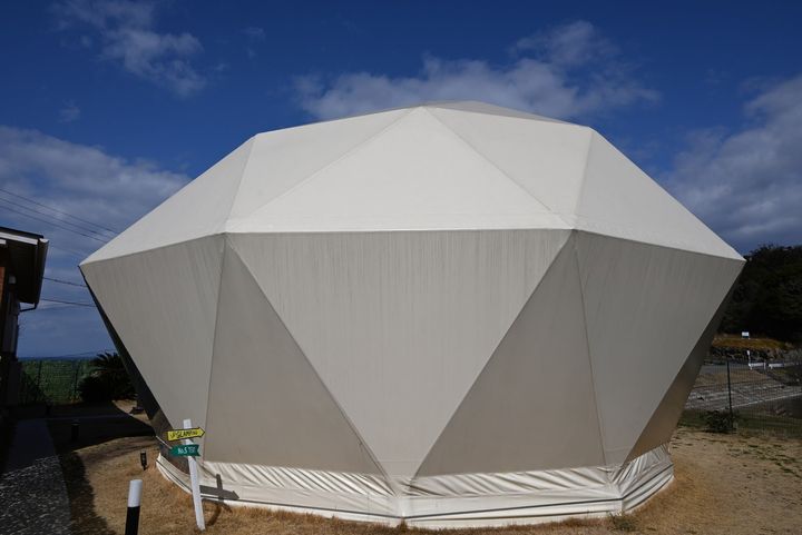 「No.5 TENT」の看板が立つ宿泊棟外観