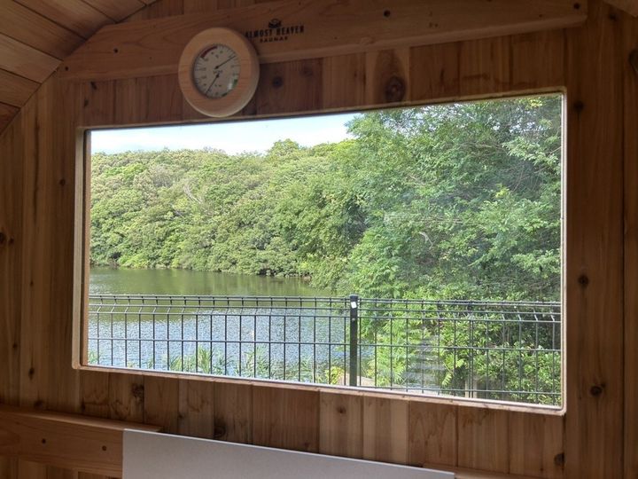 バレルサウナ室内から見える池と対岸の緑