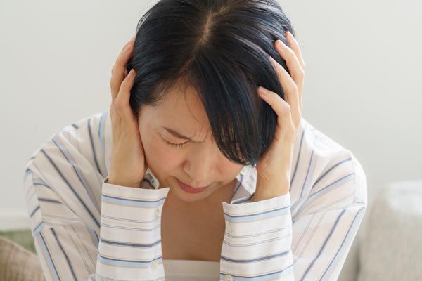 一人暮らし女性、自宅で突然の激しい頭痛と嘔吐に襲われて