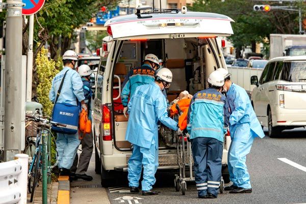 寒い冬、部屋着で玄関前に倒れても声をかける人はなく