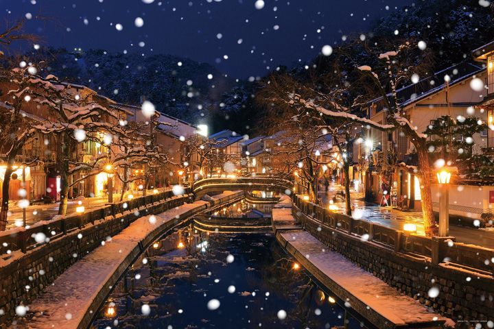 雪の降る城崎温泉の夜景