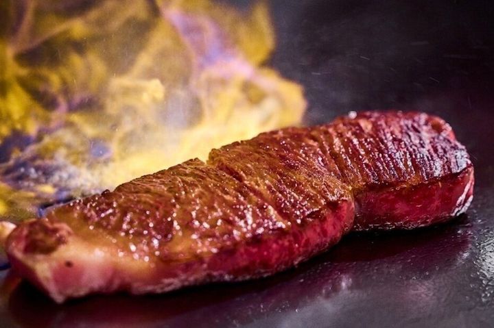 鉄板で焼き上げる国産牛・和牛