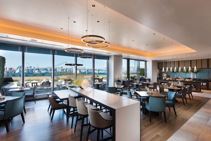 Captain’s Bar＆Lounge窓際からの東京湾の眺望