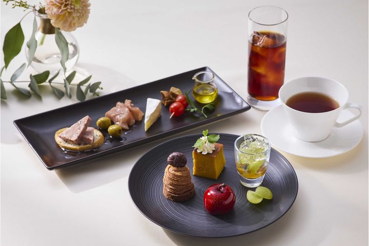 生ハムやチーズを盛り合わせた前菜プレートとデザート