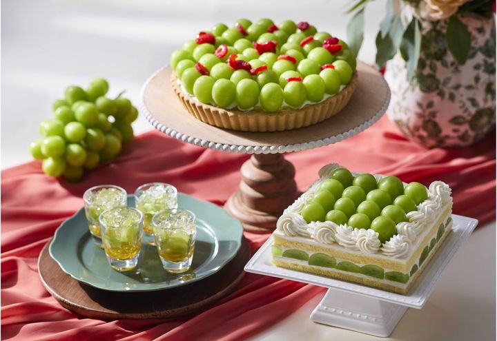 大粒シャインマスカットをのせたタルトとショートケーキ