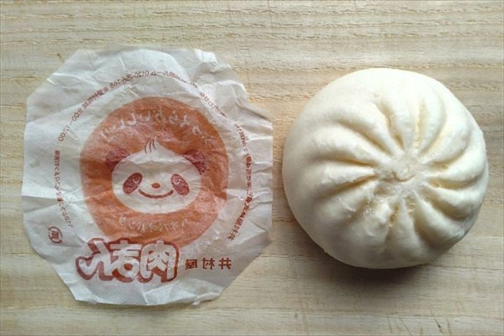 肉まんの紙を剥がしたところ