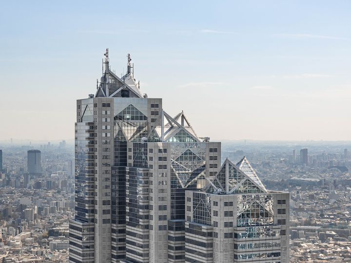 三連の三角屋根が特徴的なホテル「パーク ハイアット 東京」（写真提供：パーク ハイアット 東京）