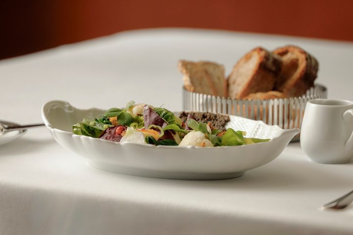 マグロのコンフィやウズラの卵、季節野菜を盛り込んだ前菜「ジランドールサラダ」。ランチメニューの一例（写真提供：パーク ハイアット 東京）